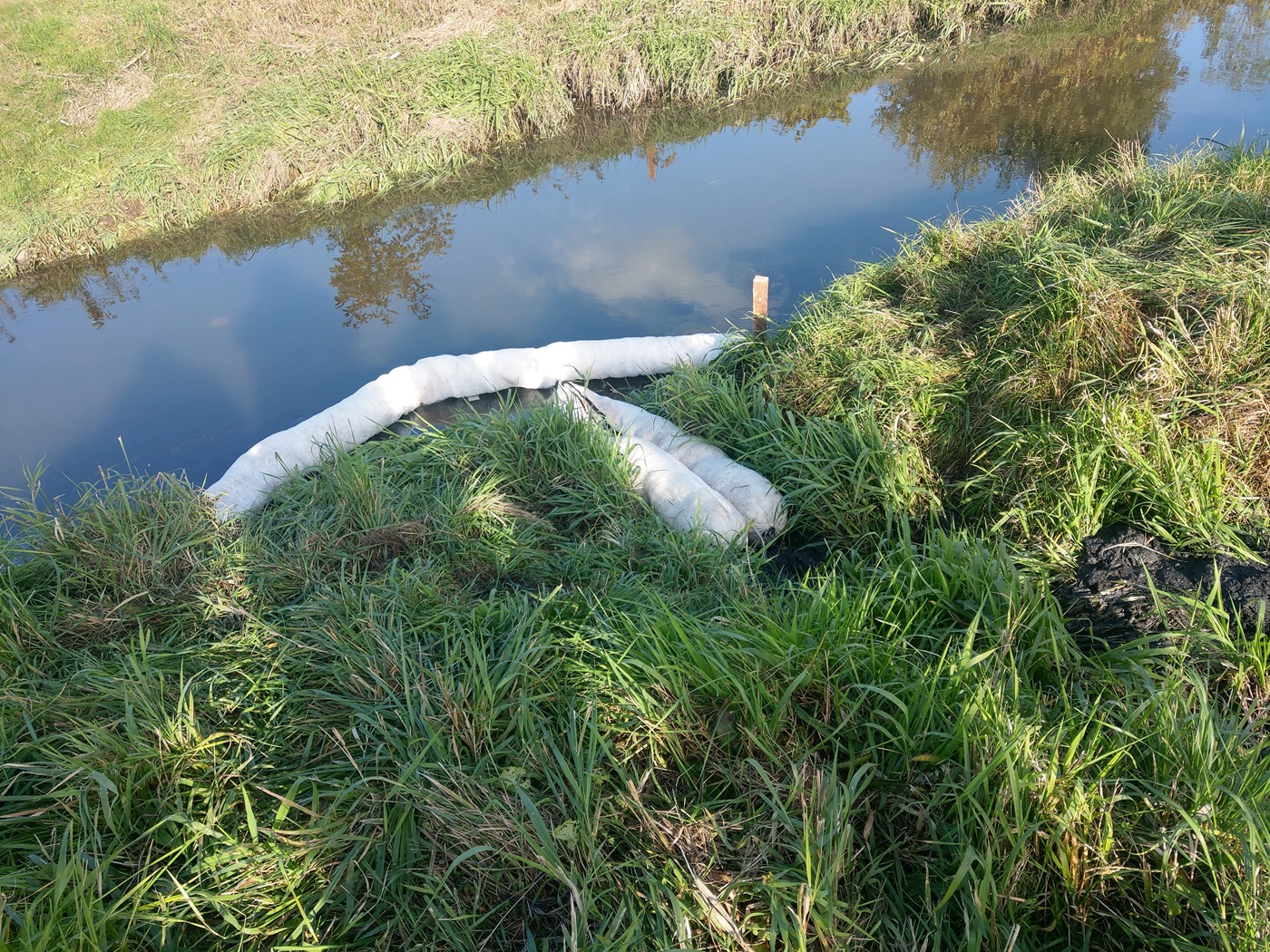 Zanieczyszczenie substancjami ropopochodnymi w pobliżu rzeki Jabłonka w Zambrowie