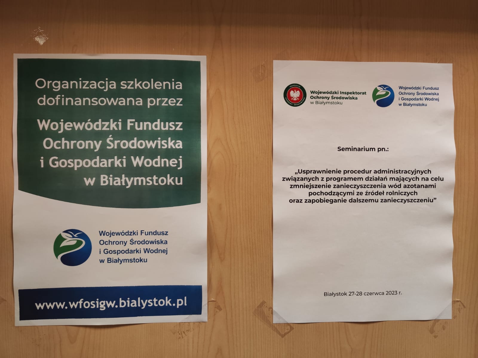 Plakaty zawieszone na drzwiach Sali konferencyjnej z tematem szkolenia oraz informacją dotyczącą źródła dofinansowania seminarium