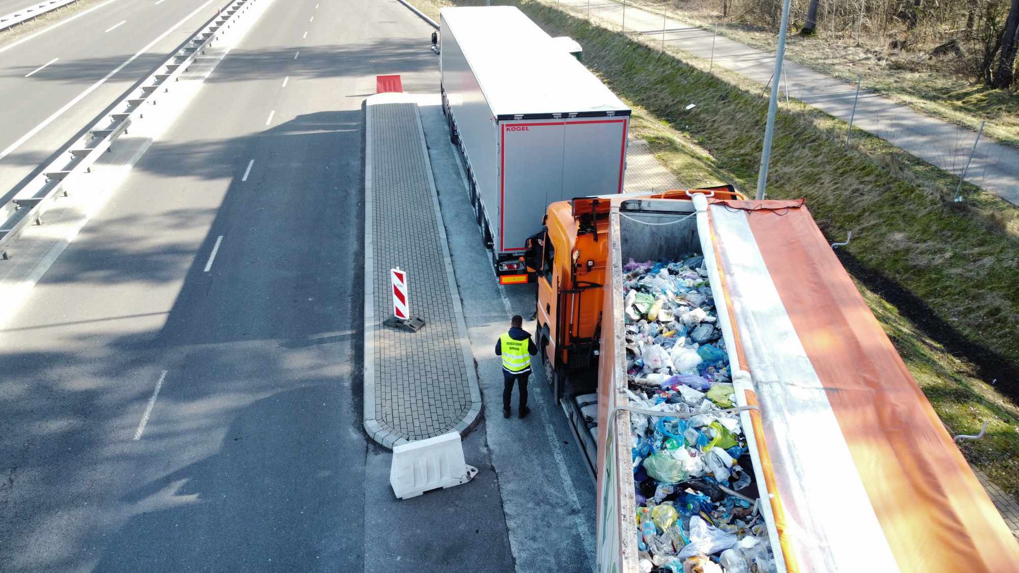 Kontrola drogowa pojazdów transportujących odpady.